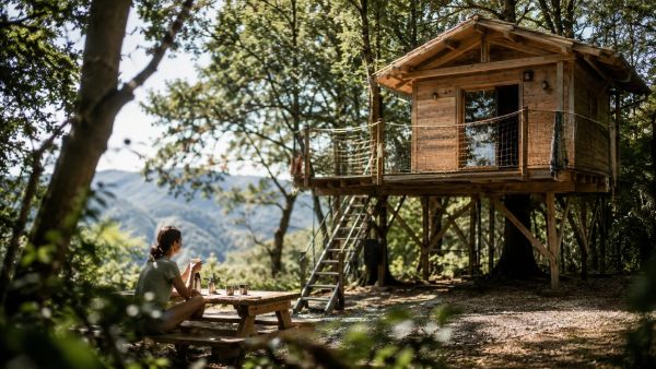Cabane perchée camping originalité : un séjour inoubliable en nature